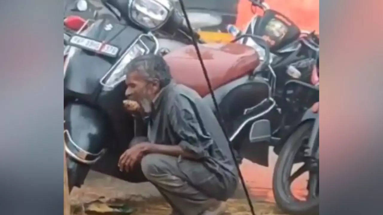 Poor man eats in the rain in a heartwarming clip internet is in tears - Watch viral video