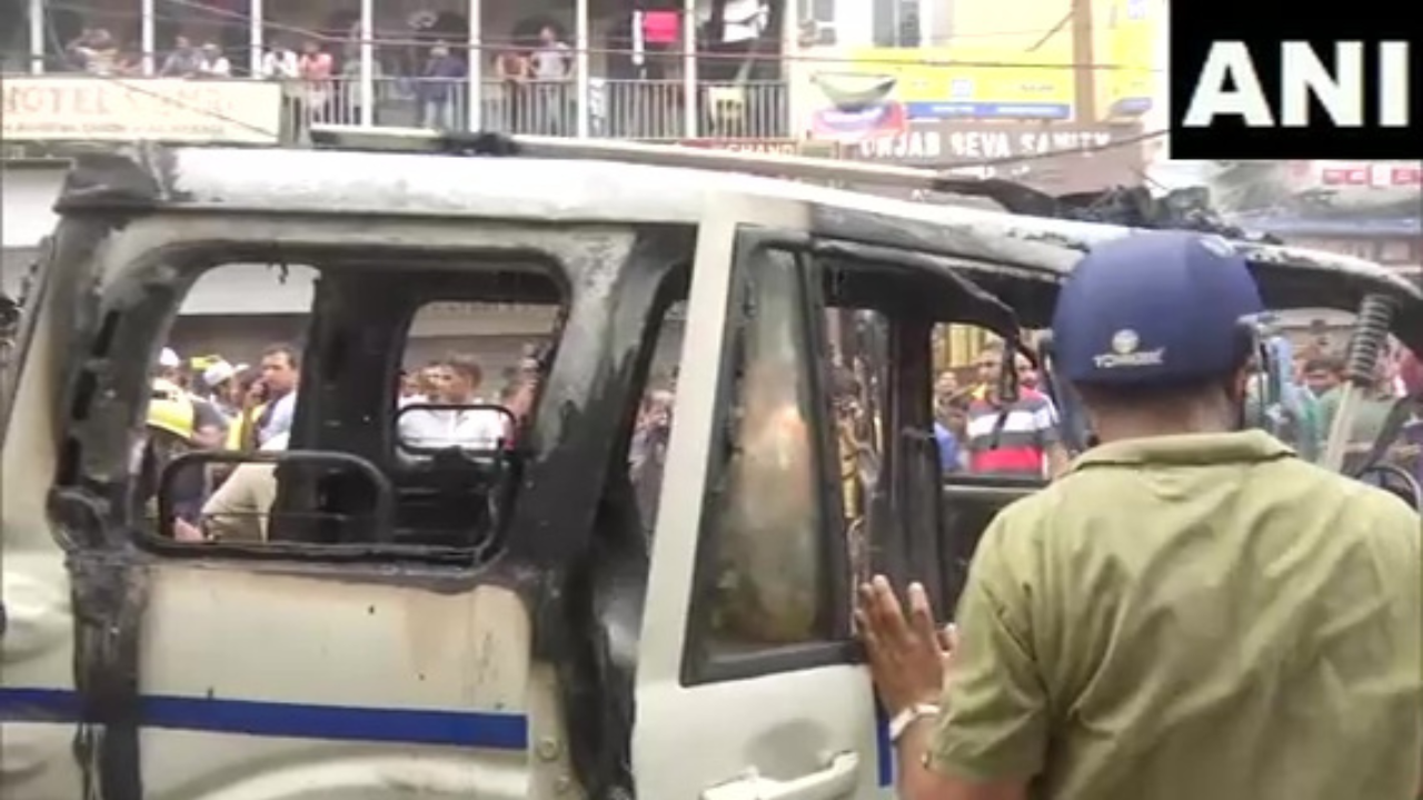 Kolkata police vehicles burnt