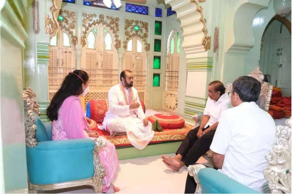 Ril Chairman Mukesh Ambani Visits Shrinathji Temple In Rajasthan See Pics Here Companies News