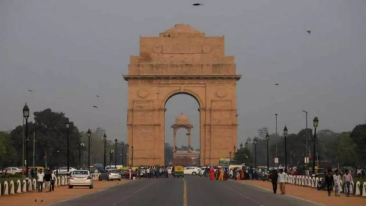 Delhi Weather After a chilly morning, there is a possibility of light rain with gusty winds reaching 40 kmph during the day