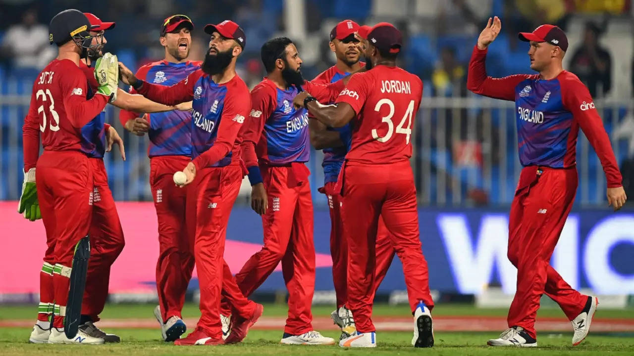 L'équipe d'Angleterre de cricket arrive pour la première tournée au Pakistan en 17 ans