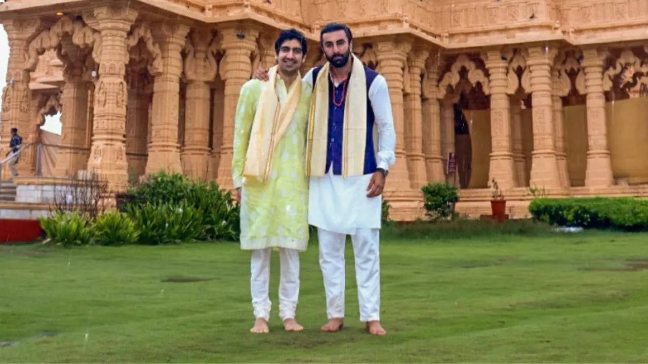 After airport appearance with Alia Bhatt, Ranbir Kapoor visits Somnath temple to celebrate success of Brahmastras - Images