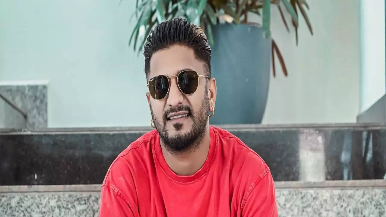 Police book Punjabi singer G Khan for hurting religious sentiments by  singing 'inappropriate' songs at Ganesh Chaturthi Visarjan