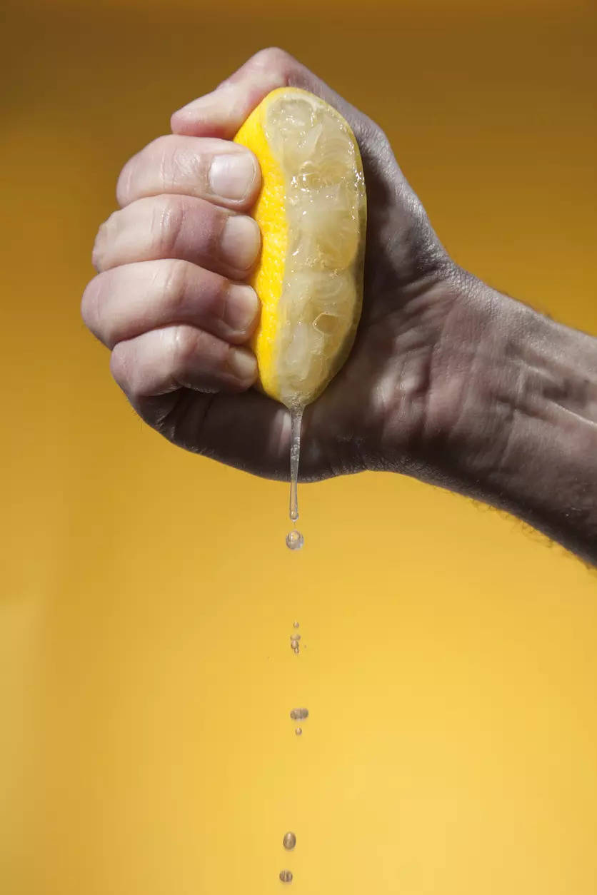 Why You Shouldn't Squeeze Lemons Over Hot Food