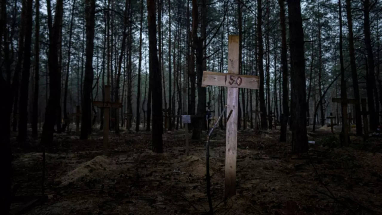 Война между Россией и Украиной Сотни могил были найдены в лесу за пределами отвоеванного украинского города Изюм и говорят, что ООН хочет отправить следственную группу