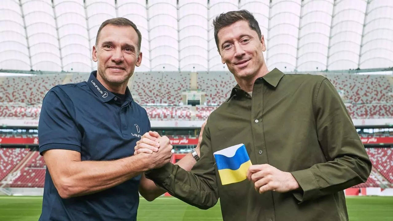 El capitán de Polonia, Lewandowski, con el brazalete de Ucrania de Shevchenko en Qatar