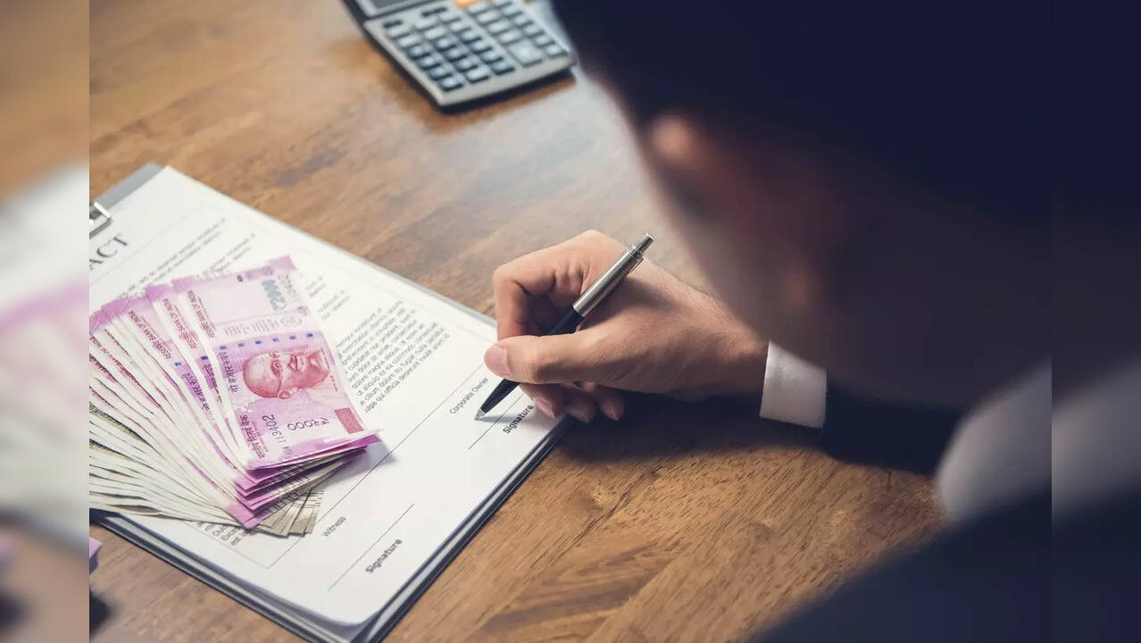 How to an Investment Banker? Courses, career path, salary, top