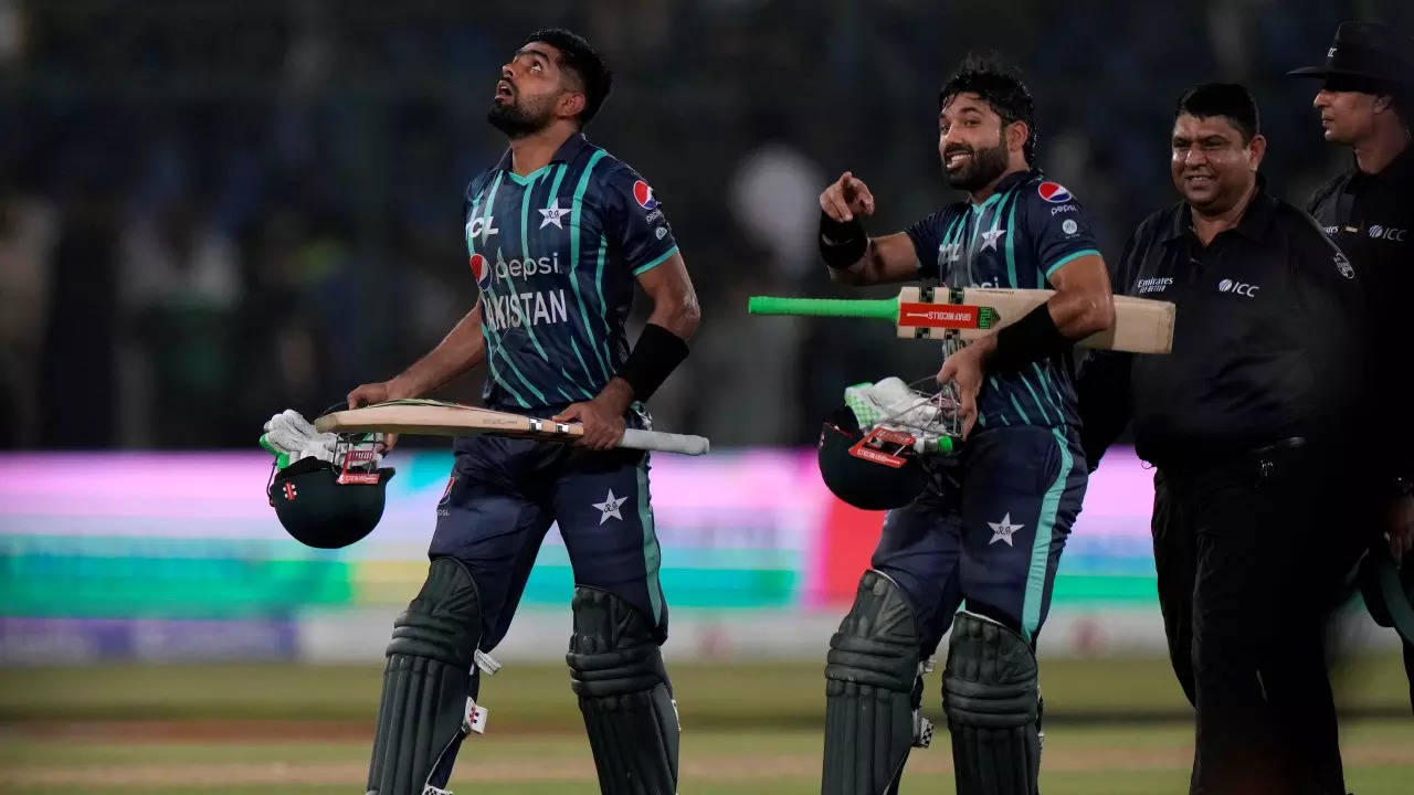 Pakistán anotó 200 carreras sin perder un terreno por primera vez en T20Is con el siglo de Babar Azam.