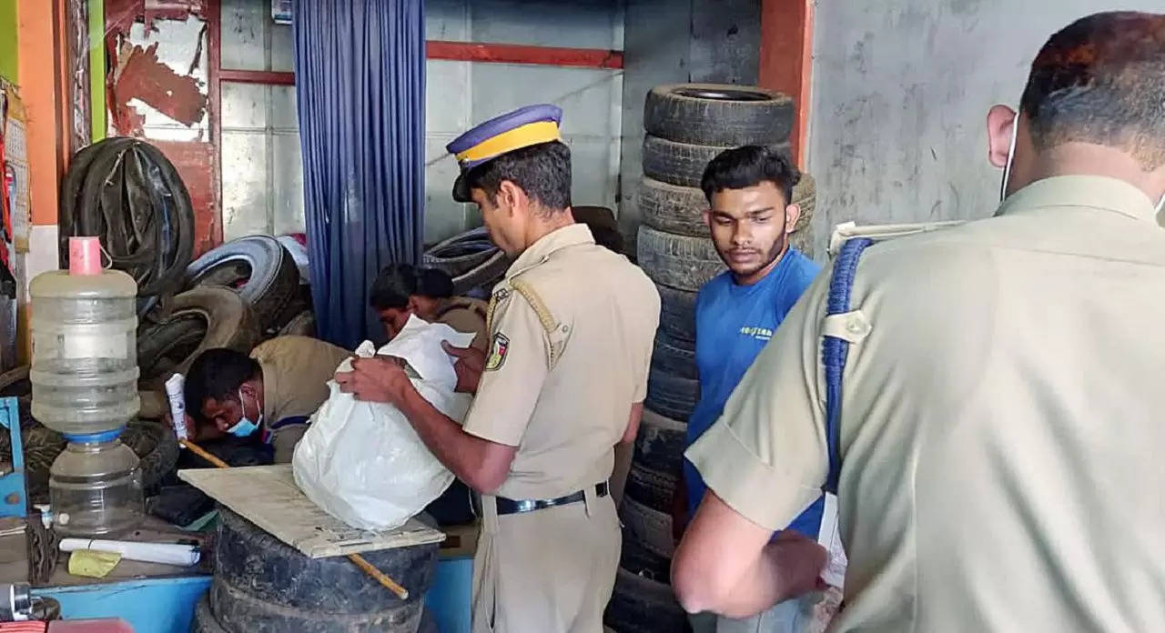 Police personnel conduct raid on PFI in Kerala​