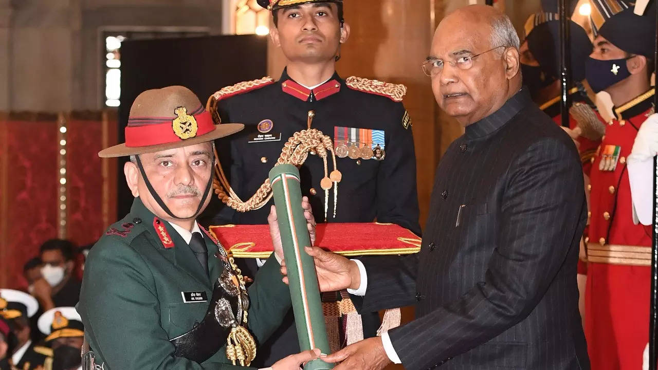 ​President Kovind presents Param Vishisht Seva Medal to Lt. General Anil Chauhan​
