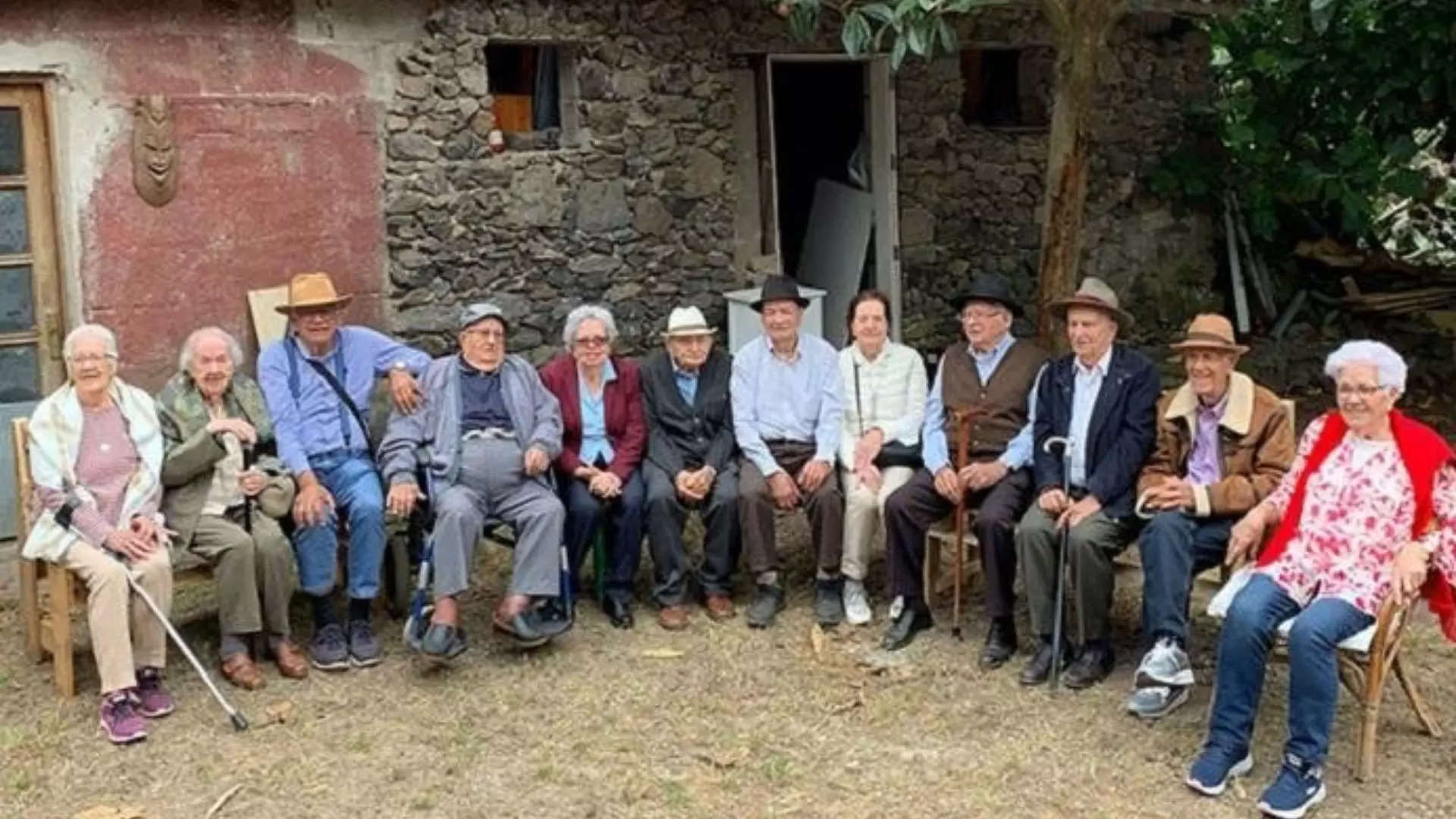 With the total age of 1058 years, 12 siblings of Spain broke the Guinness World Record