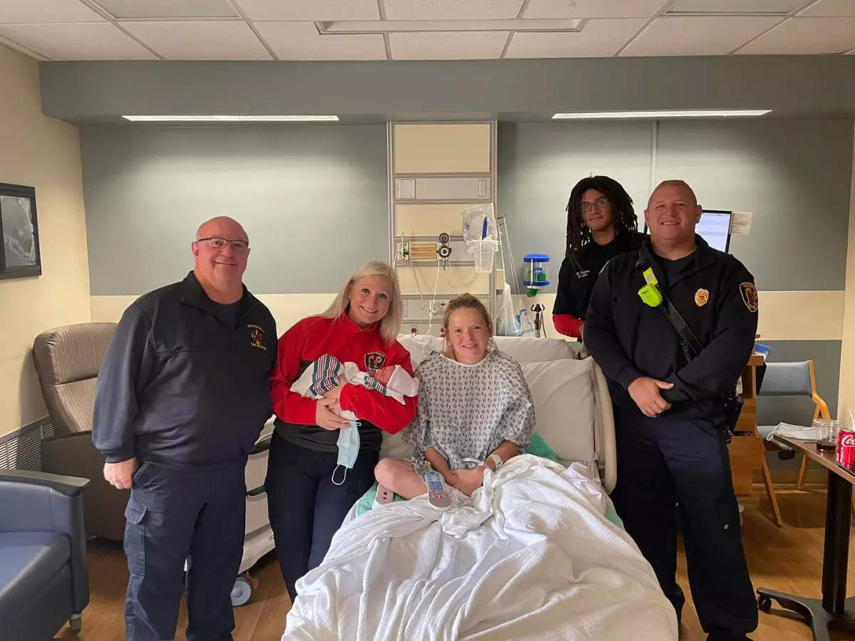 Firefighters/EMTs pose with Alyson Michael and family after successfully delivery of her baby in an ambulance at her Ohio home | Picture courtesy: Westfield Fire and Rescue