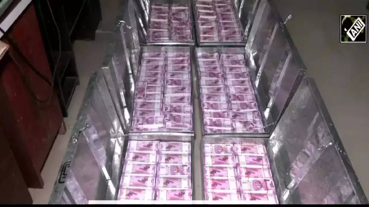 Gujarat police seize fake currency worth Rs 25 crore from ambulance