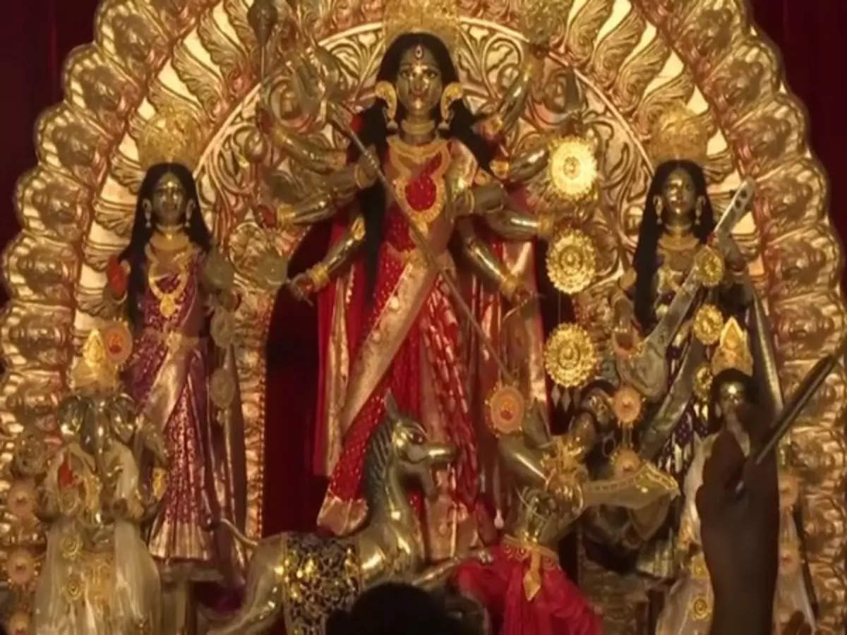 Records tumble with 1,000 kg Durga idol at Beniatola puja in Kolkata