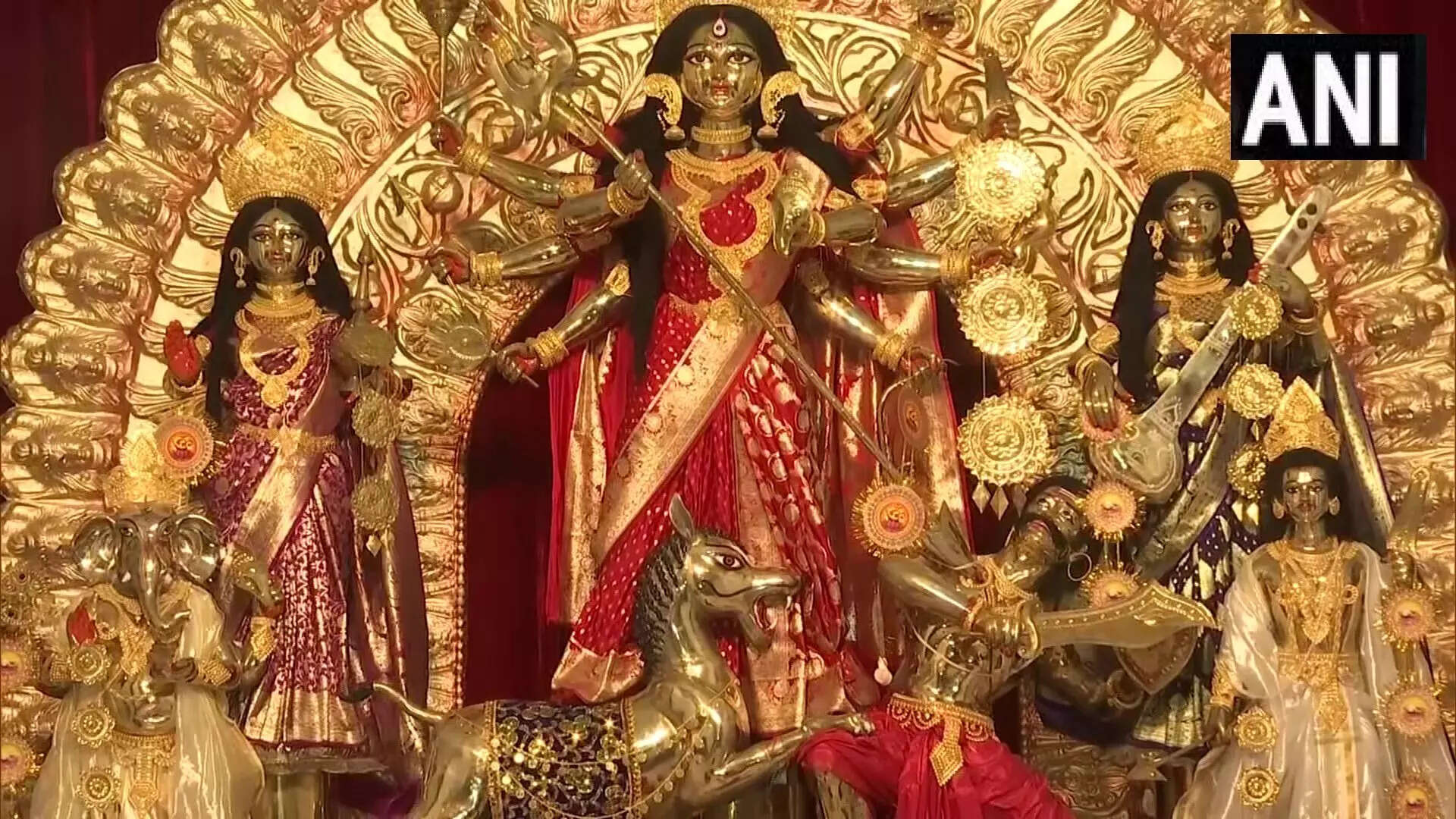 Kolkata Durga Puja Pandal: 11 feet Ashtadhatu Durga weighing 1,000 kg installed in North Kolkata pandal Kolkata Durga Puja Pandal: 11 feet Ashtadhatu Durga weighing 1,000 kg installed in North Kolkata pandal