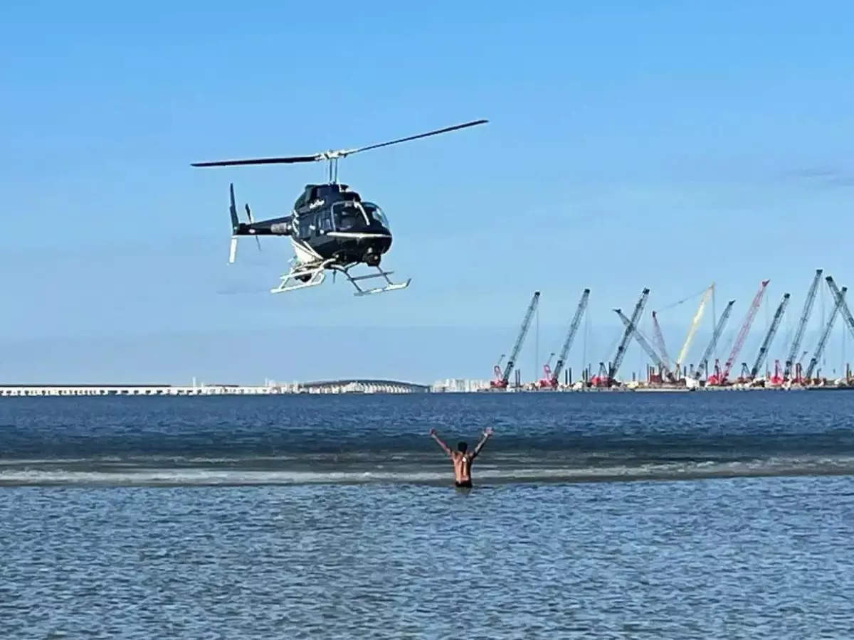 A Florida man, accused of stealing a woman's wallet, surrenders with a helicopter overhead after swimming out into sea | Picture courtesy: Tampa Bay Police Department