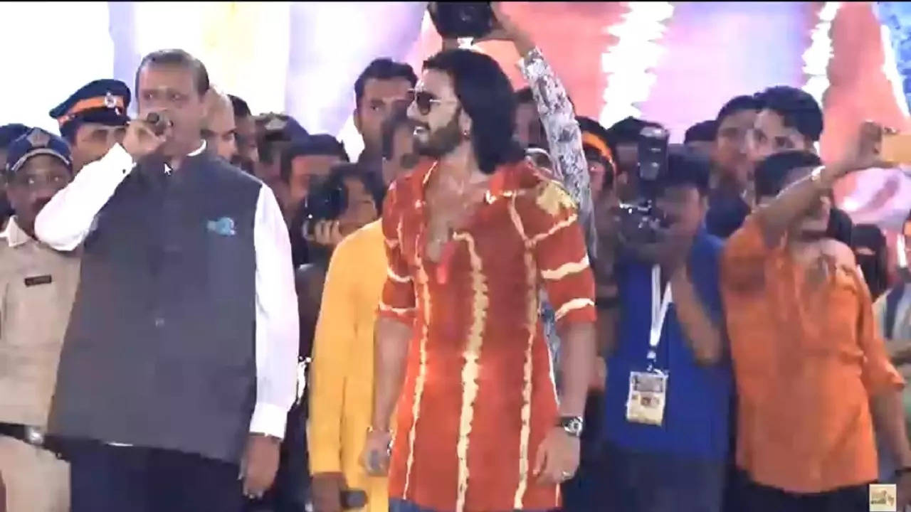 Actor Ranveer Singh with BJP Leader Mihir Kotecha at Marathi Dandiya event