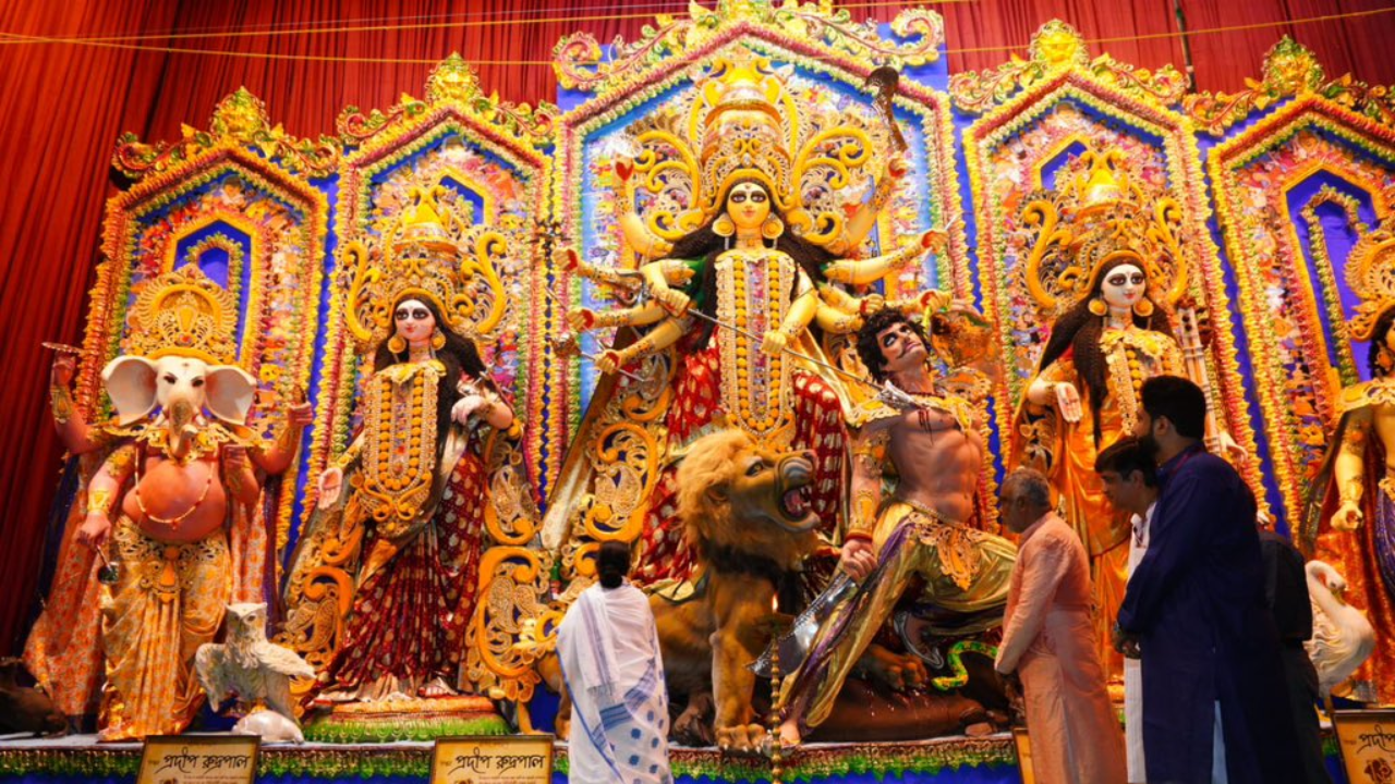 Check Out 10 Durga Puja Pandals In Kolkata That You Should Definitely Visit This Year