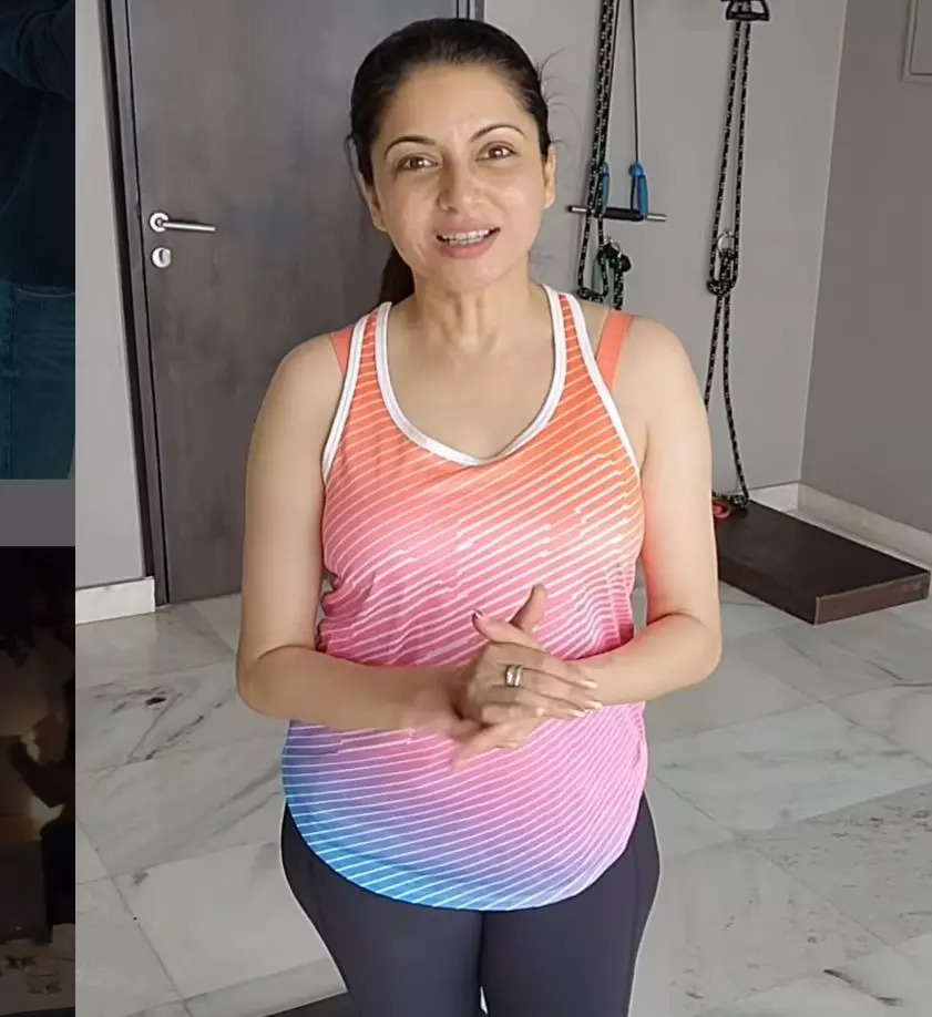 Bhagyashree demonstrated a simple exercise to improve range of motion – she is seen holding a bar with the left hand while kneeling on the left knee. (Photo credit: Bhagyashree/Instagram)