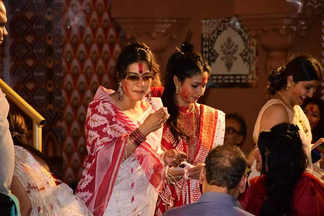 Rani Mukerji, Kajol Soak In Festive Spirit As They Attend Sindoor Khela ...