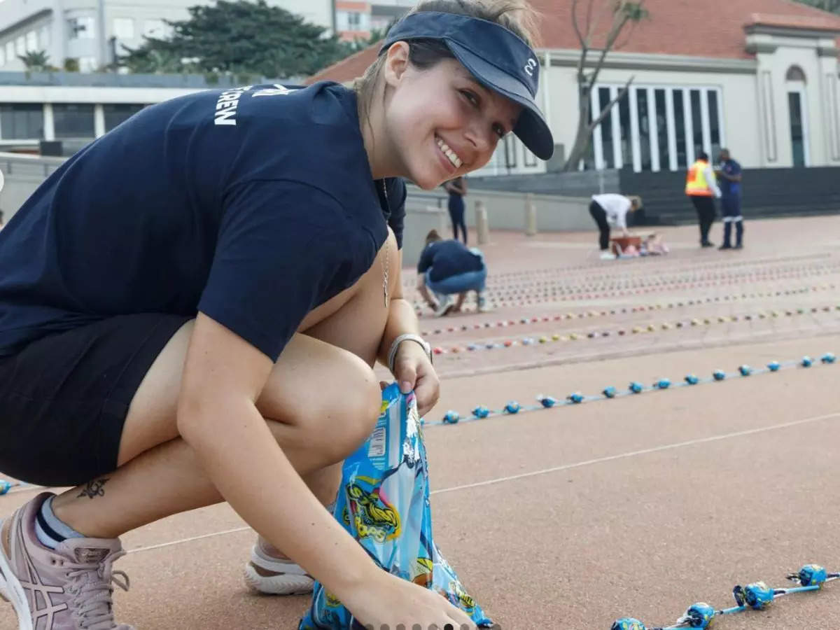 NSRI volunteers assemble over 1-km-long line of 11,602 lollipops to break a Guinness World Record | Picture courtesy: Instagram/@StumboSA