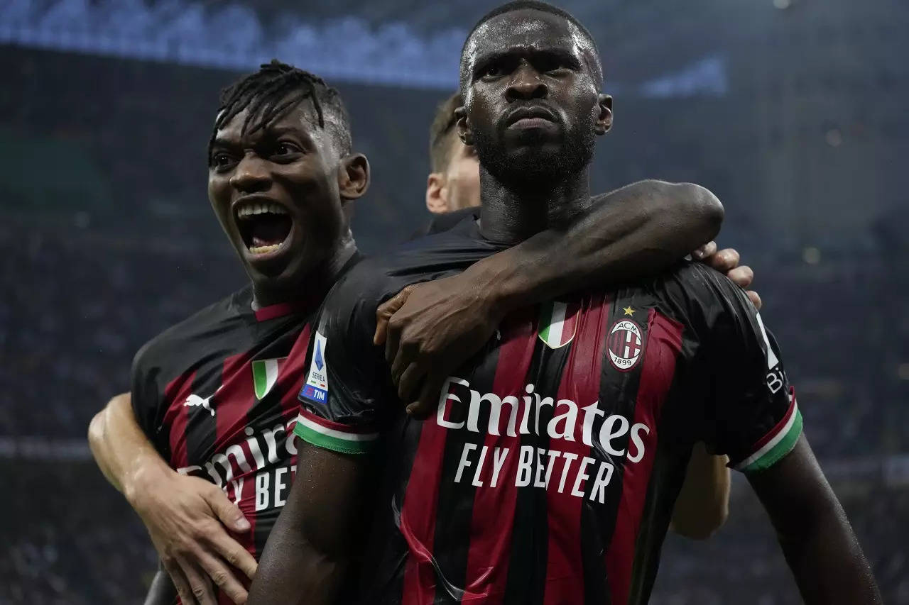 El AC Milan está empatado con el líder Napoli después de superar a una miserable Juventus