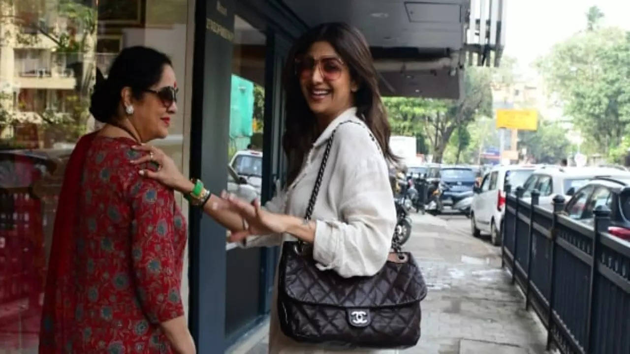Shilpa Shetty schools paparazzi after losing her balance: 'Dekha, isiliye bolti hun...'