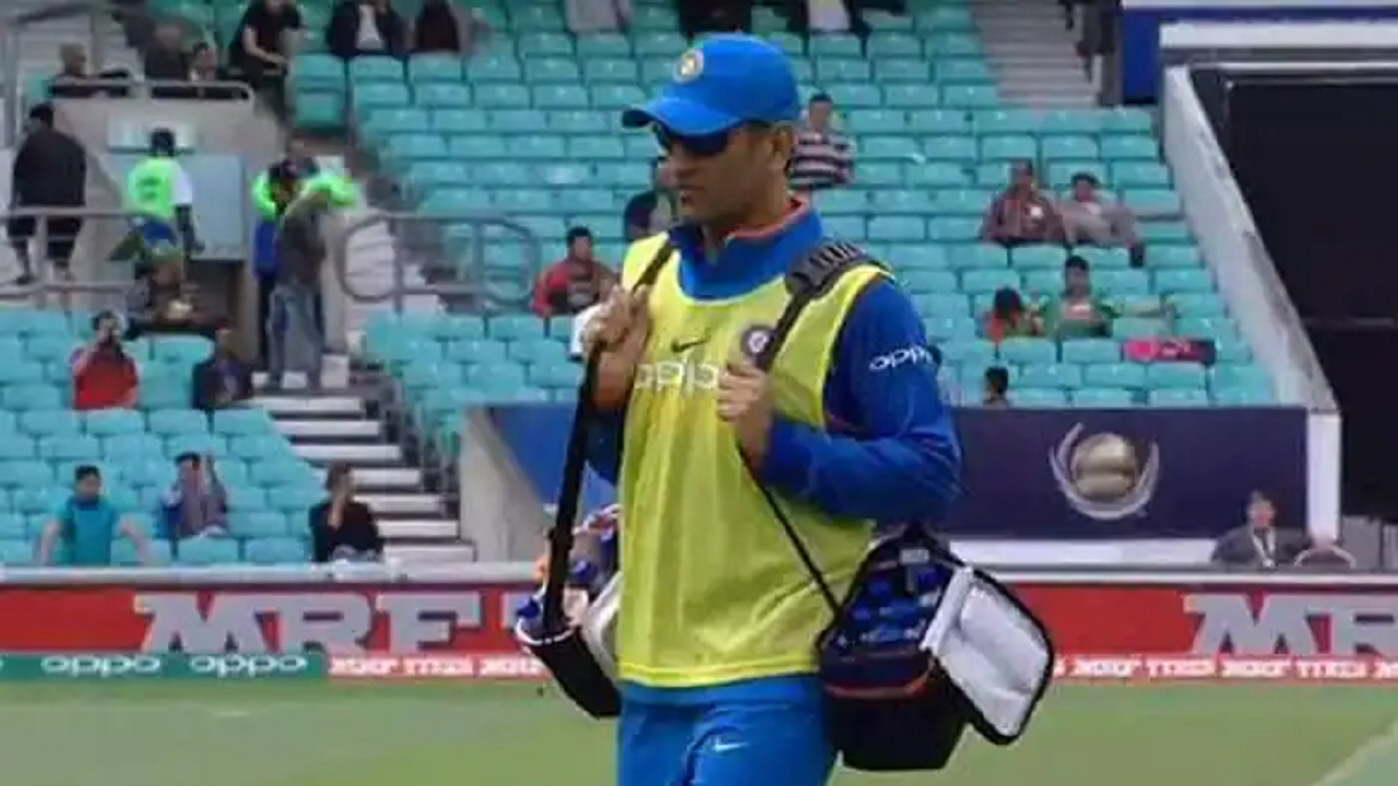 warm-up-matches-tales-when-ms-dhoni-carried-drinks-for-team-india