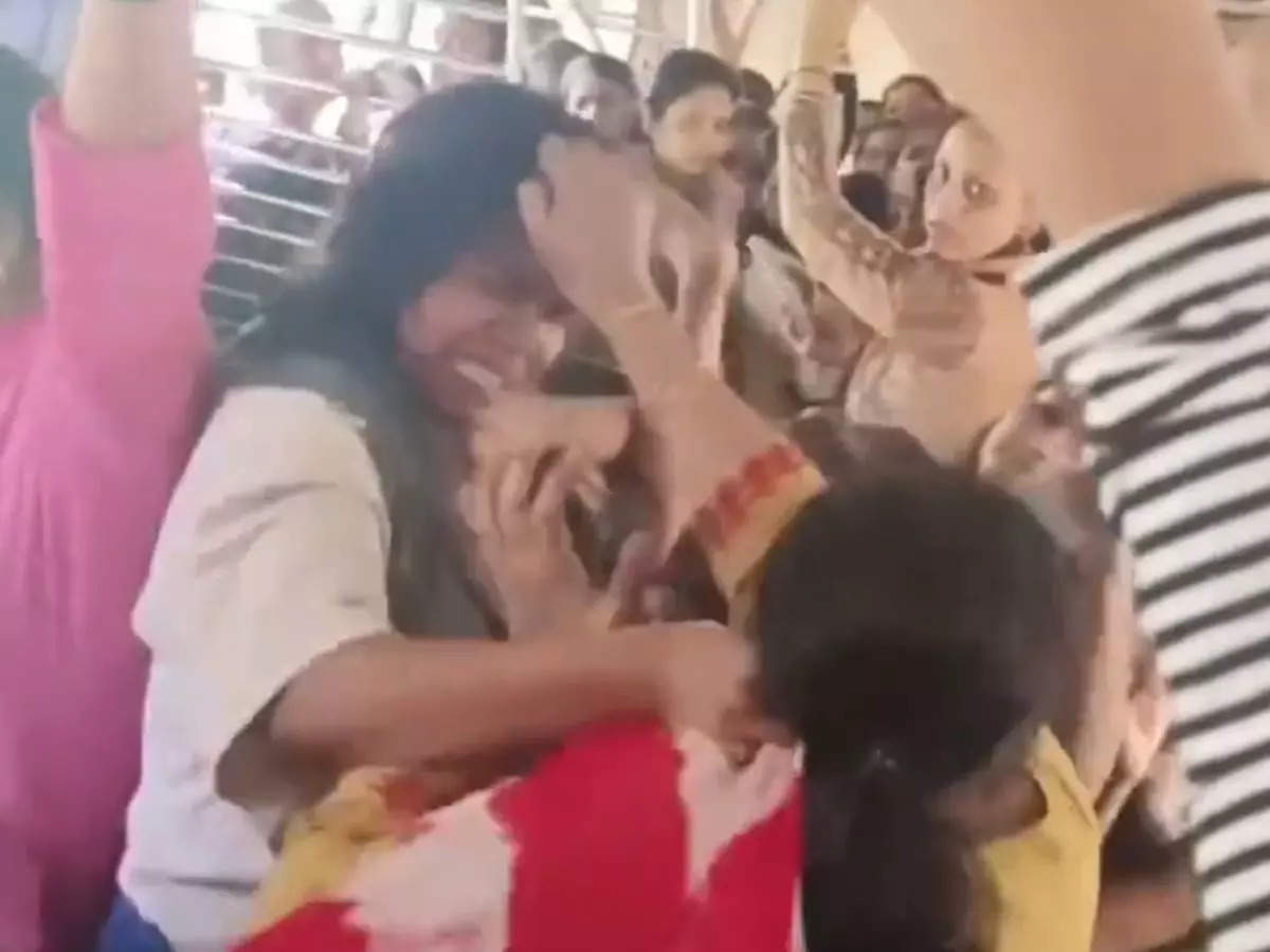 Mumbai local train fight: 3 Women lock horns in brutal hair pulling,  slapping in viral video