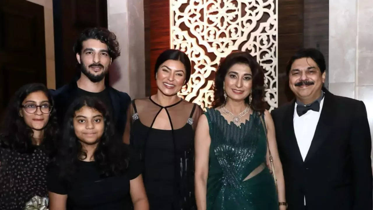 Sushmita Sen and ex-boyfriend Rohman Shawl attend a wedding together with Renee and Alisah
