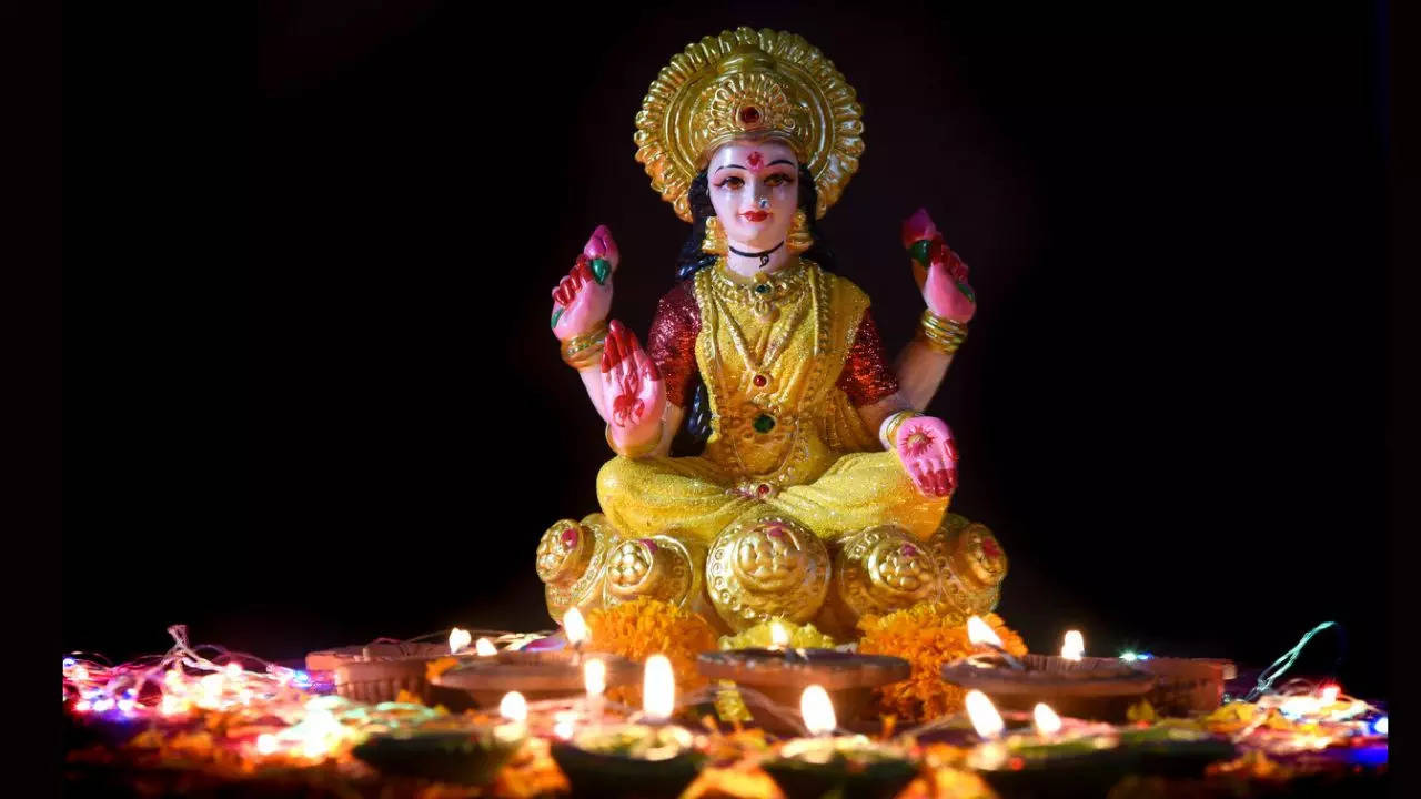 Diwali puja 2022: Maa Lakshmi Mantras and the lyrics of the aarti ...