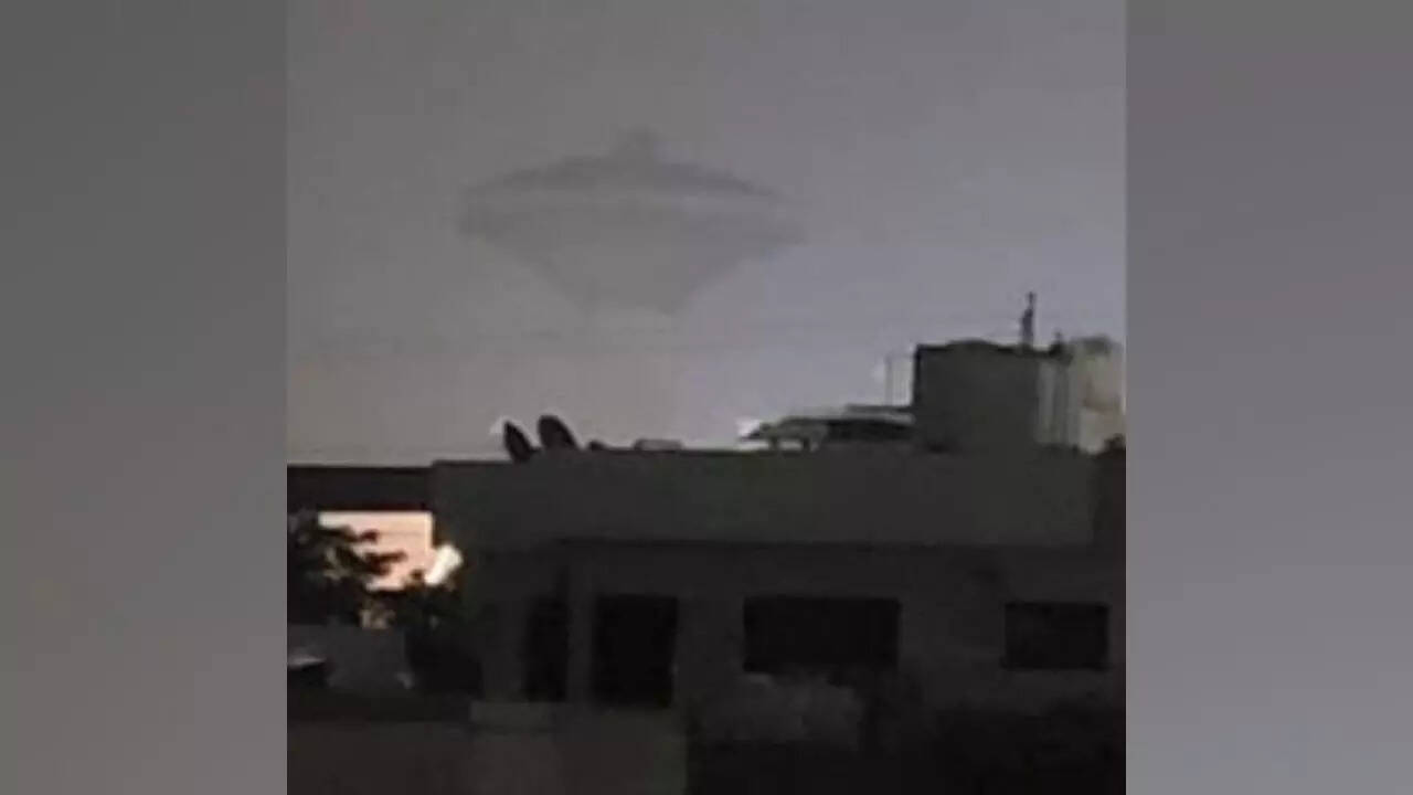 Delhi user spots 'UFO', realizes it's just a water tank covered by smog ...
