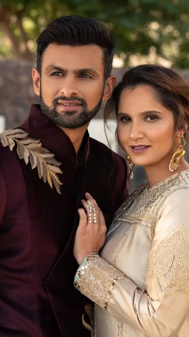 Amid Sania Mirzas heartbreak post heres a look at her mushy pics with Shoaib Malik