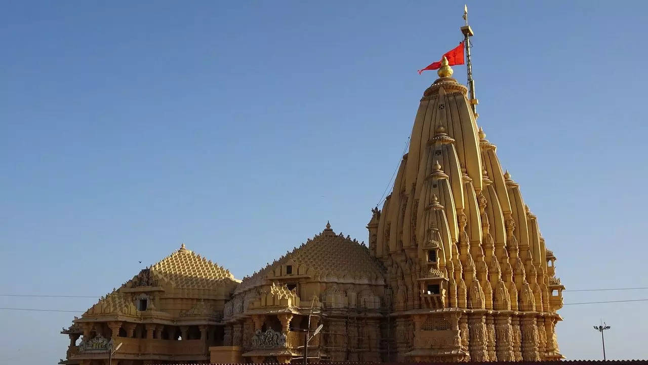 who invaded somnath temple