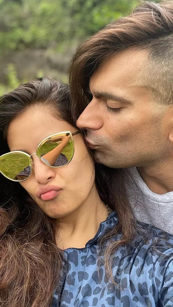 Bipasha-Karan go cosy