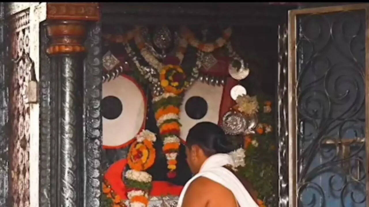 Jagannath temple flag flies in opposite direction of wind; check out