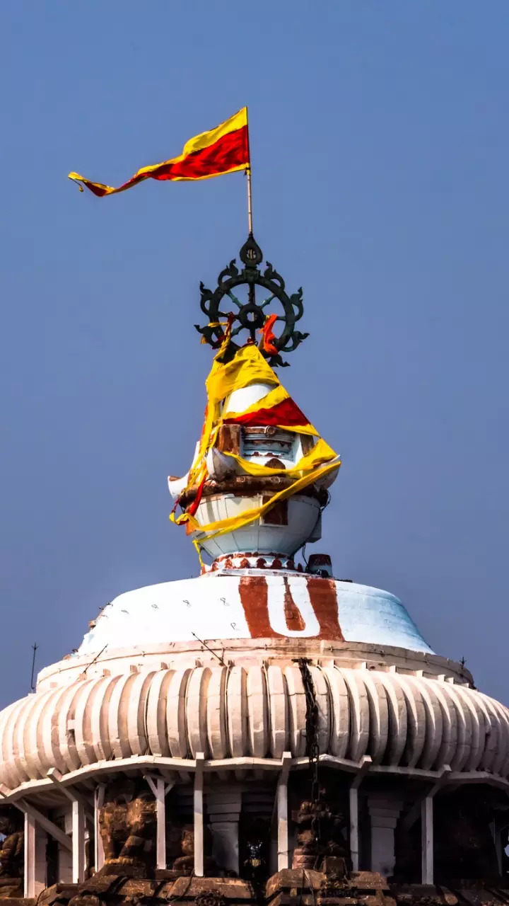 The temple flag flutters in the opposite direction of the wind