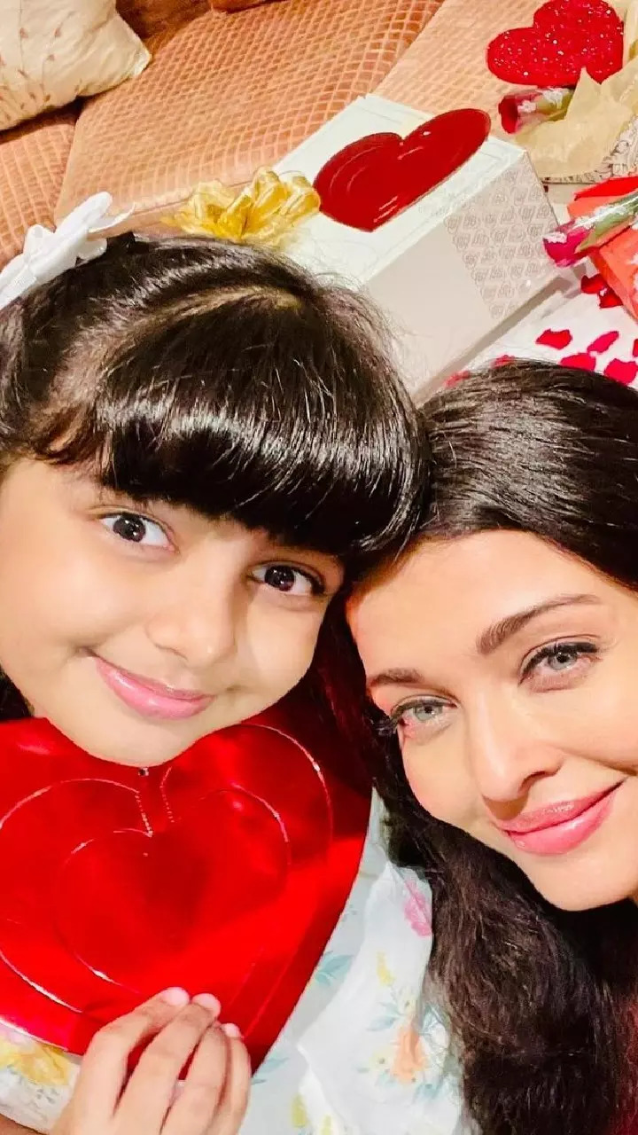 Aishwarya-Aaradhya get Christmas ready