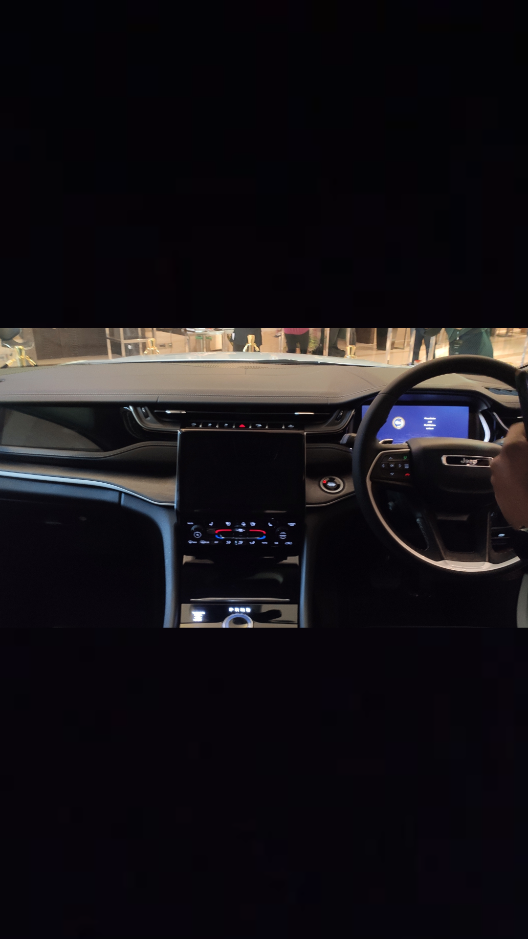 Multiple screens highlight the Grand Cherokees interior