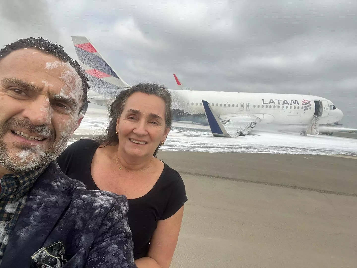 Couple takes selfie after surviving a plane crash.