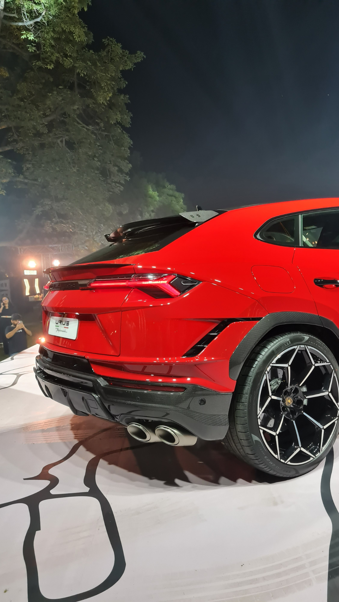 Rear spoiler with carbon fiber fins inspired from the Aventador SVJ