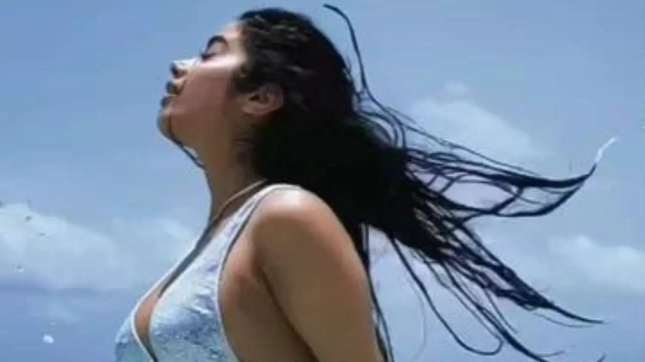 Janhvi Kapoor steps out with wet tresses, here's the benefit of naturally  drying your hair