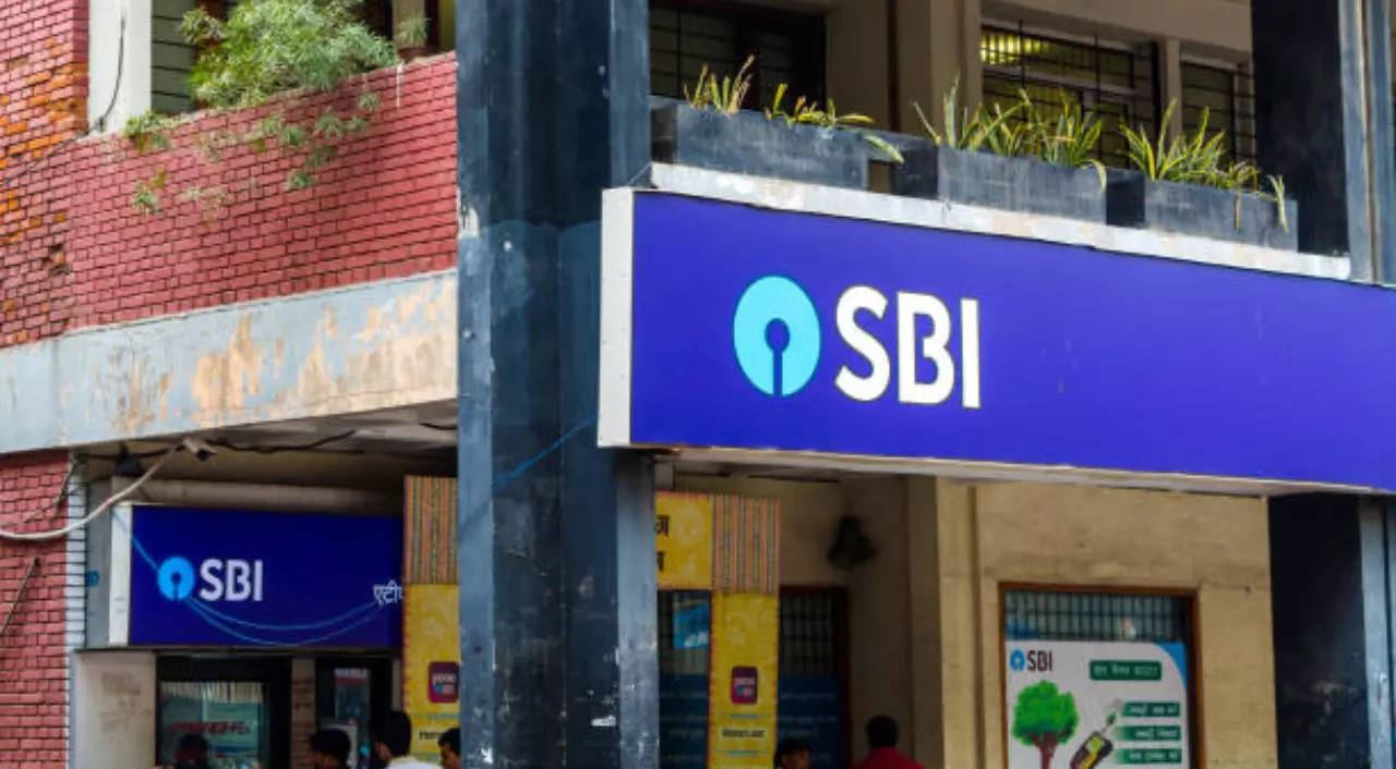 Mumbai: Controversy after SBI branch changes weekly off to Friday ...