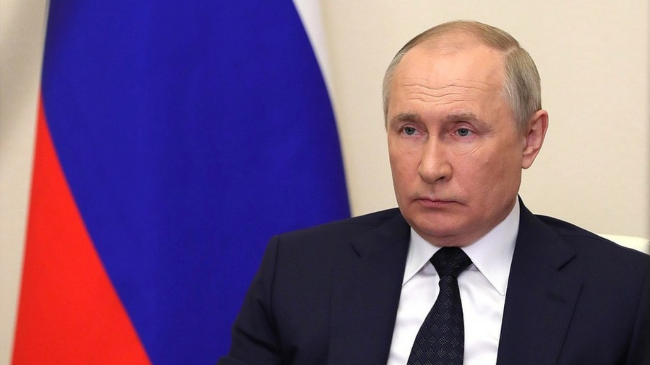 Vladimir Putin's 'purple hand' triggers health rumours