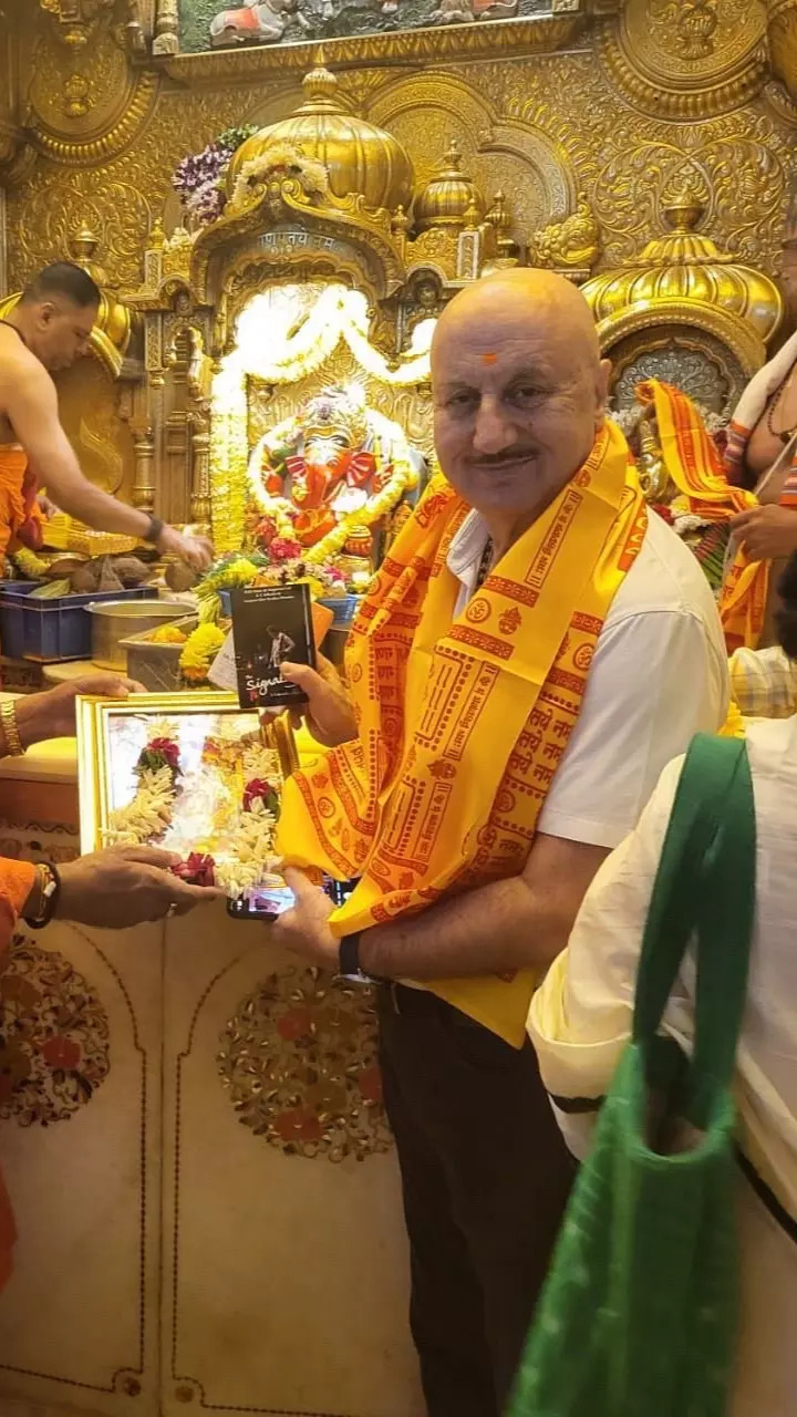 Anupam Kher visits Siddhivinayak