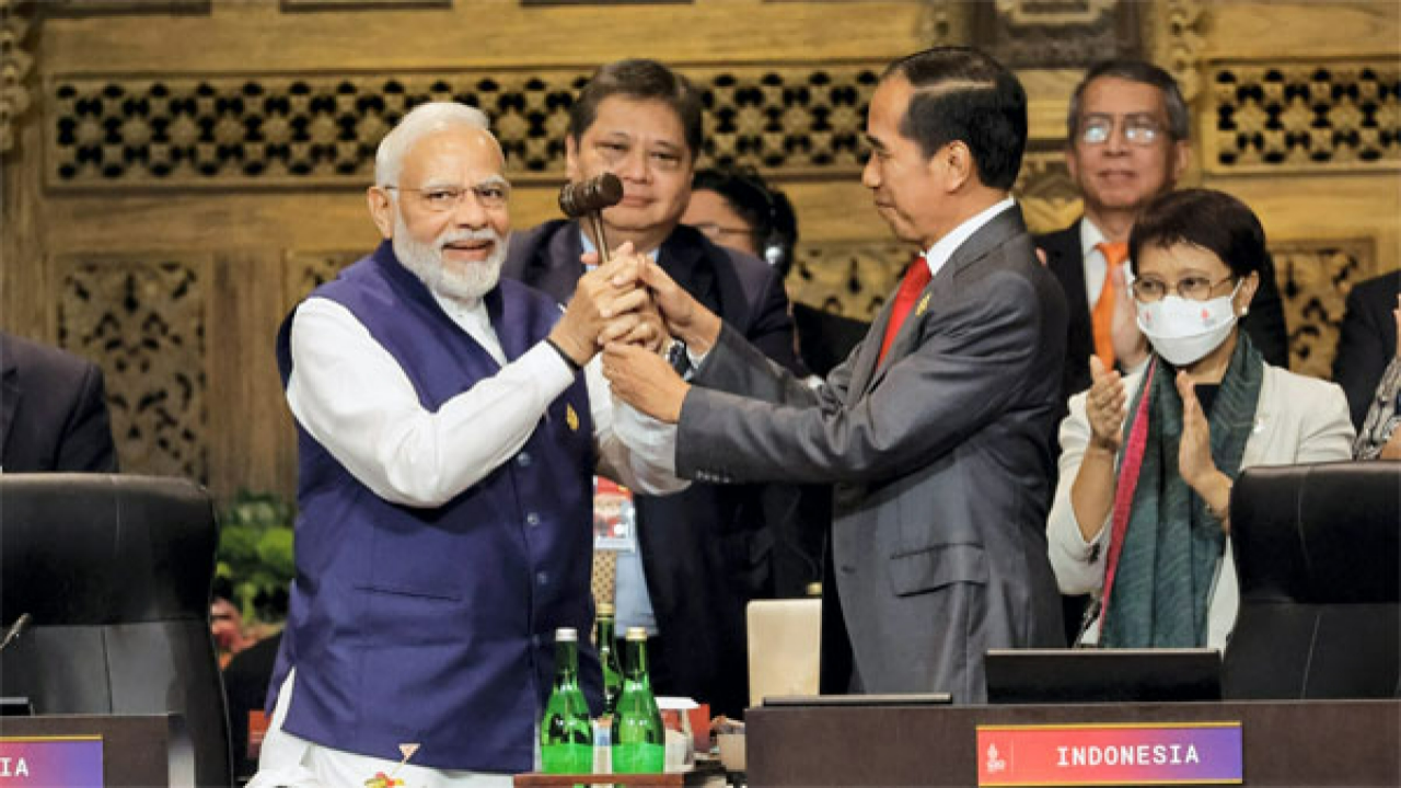 President of Indonesia handing over G20 presidency to India