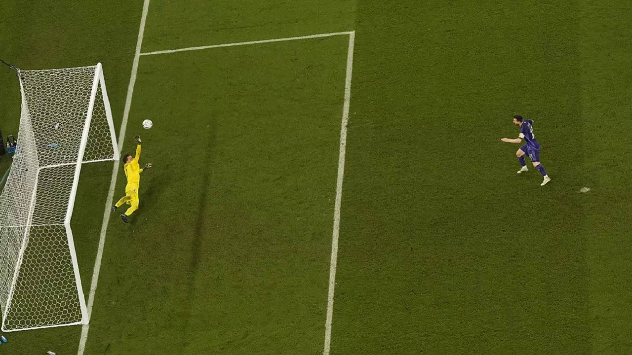 Lionel Messi penalty saved by Szczesny