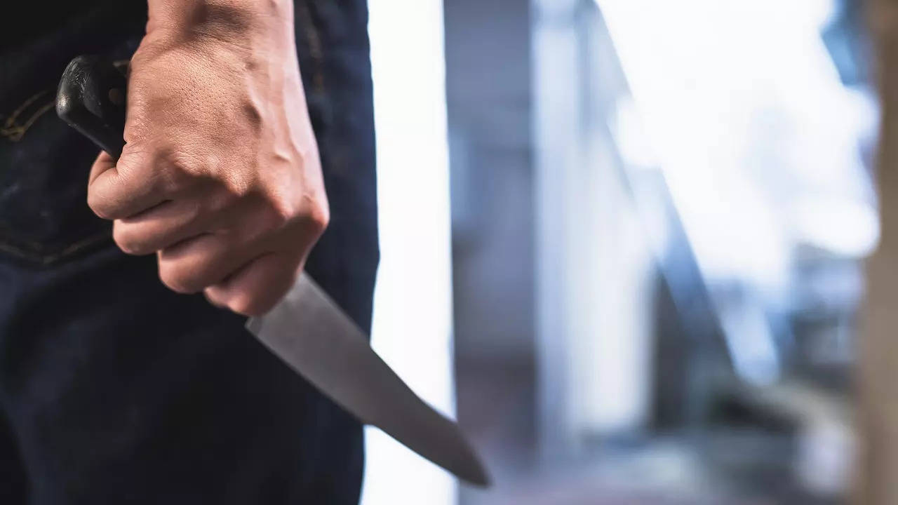 Bengaluru: Youth stabs friend with knife for refusing to buy him beer