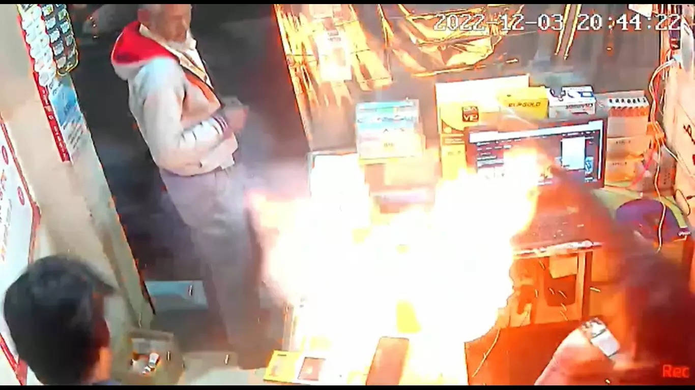 The shopkeeper managed to put out the fire and averted a major fire tragedy.