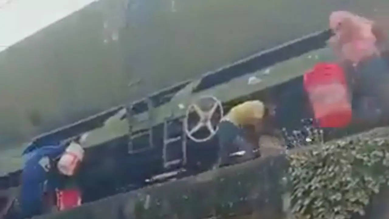Thieves steal oil from the tanker cars of a moving train in Bihar | Screenshot courtesy of Twitter